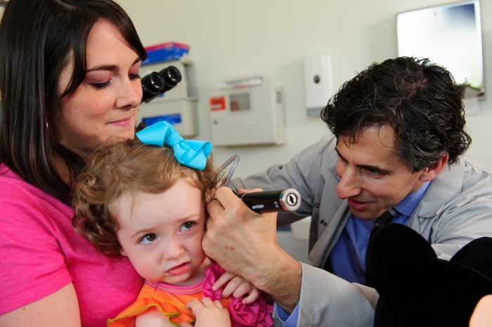 Чтбы избежать хронического отита, лечение воспаления уха проводить нужно под наблюдением ЛОРа