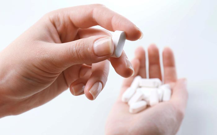 таблетки в руке