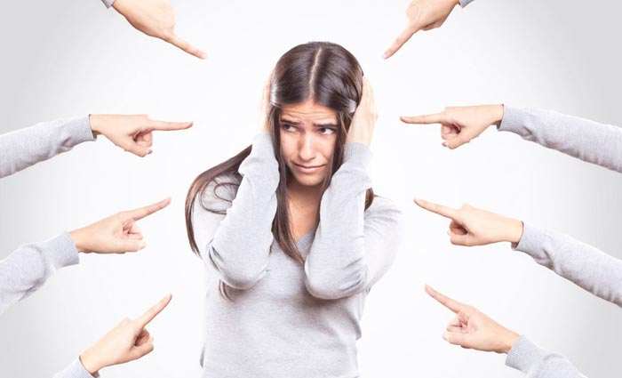 все тыкают пальцем