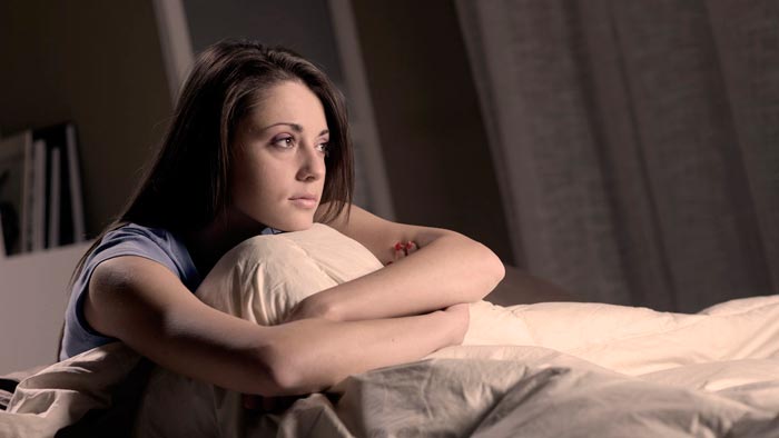 сидит на кровати