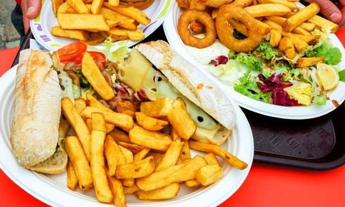 Такие продукты как снеки, фастфуд, полностью исключаются из меню ребенка страдающего панкреонекрозом