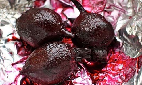 Универсальный гарнир к отварной курице — свекла, запеченная в фольге